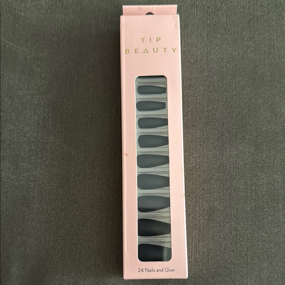 Tip Beauty Press On Nails in Black